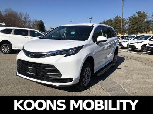2024 Toyota Sienna LE