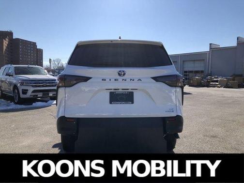 2024 Toyota Sienna LE