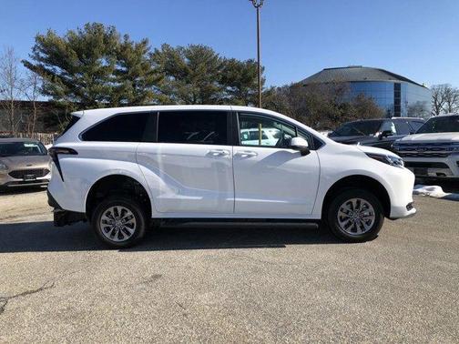 2024 Toyota Sienna LE