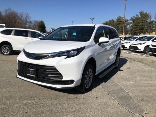 2024 Toyota Sienna LE