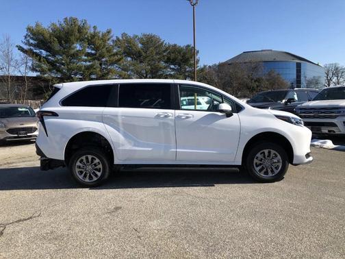 2024 Toyota Sienna LE