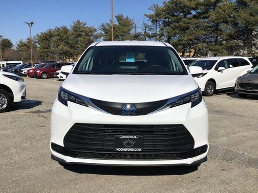 2024 Toyota Sienna LE