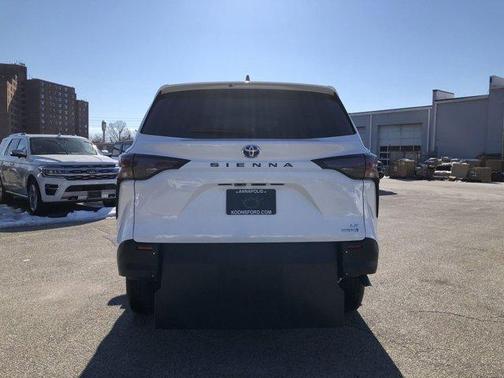2024 Toyota Sienna LE