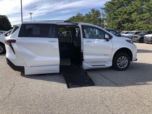 2024 Toyota Sienna XLE