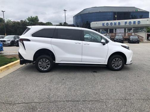 2024 Toyota Sienna LE
