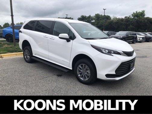 2024 Toyota Sienna LE