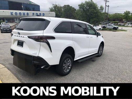 2024 Toyota Sienna LE