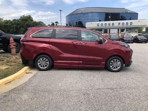 2024 Toyota Sienna XLE