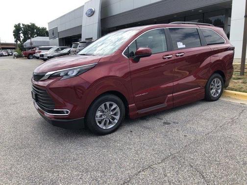 2024 Toyota Sienna XLE