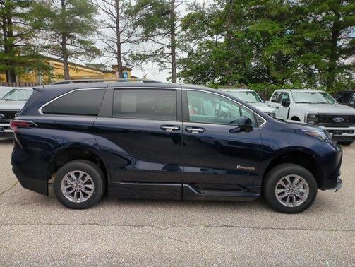 2024 Toyota Sienna XLE