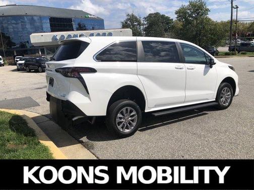 2024 Toyota Sienna LE