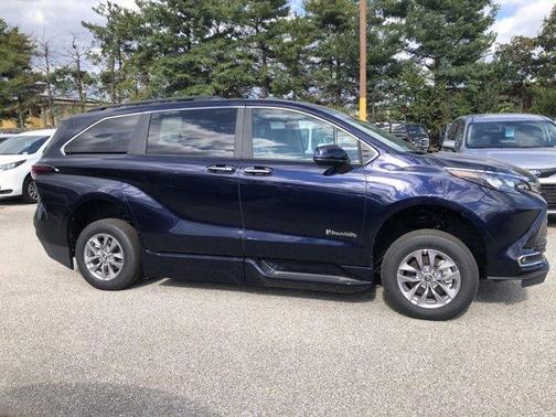 2024 Toyota Sienna XLE