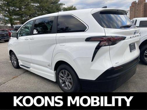 2023 Toyota Sienna LE
