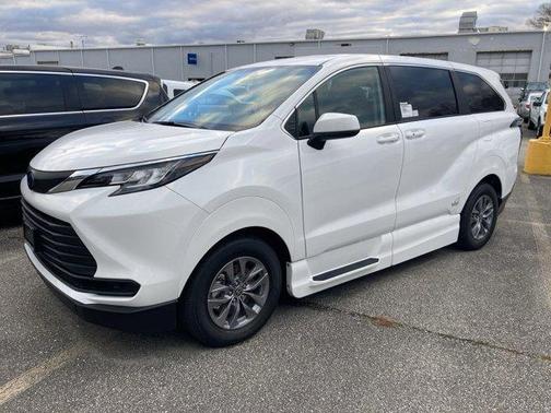 2023 Toyota Sienna LE