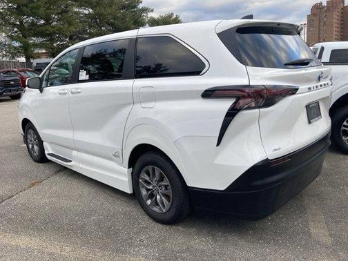 2023 Toyota Sienna LE