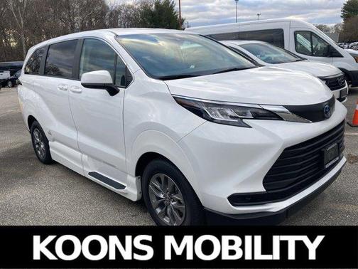 2023 Toyota Sienna LE