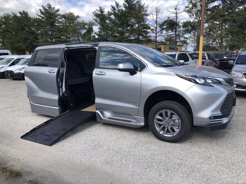2024 Toyota Sienna XLE