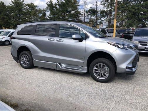 2024 Toyota Sienna XLE