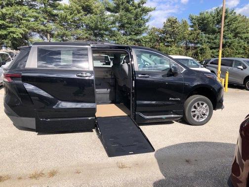 2024 Toyota Sienna XLE