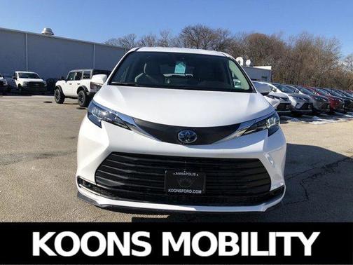 2024 Toyota Sienna LE