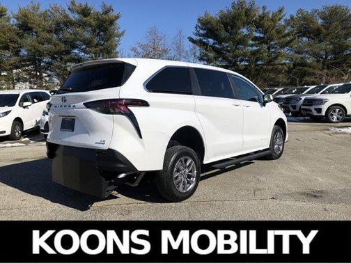 2024 Toyota Sienna LE