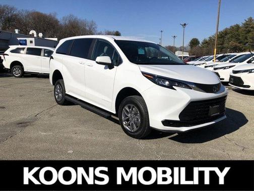 2024 Toyota Sienna LE