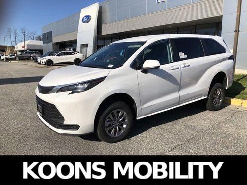 2024 Toyota Sienna LE