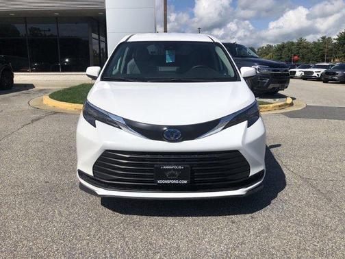 2024 Toyota Sienna LE