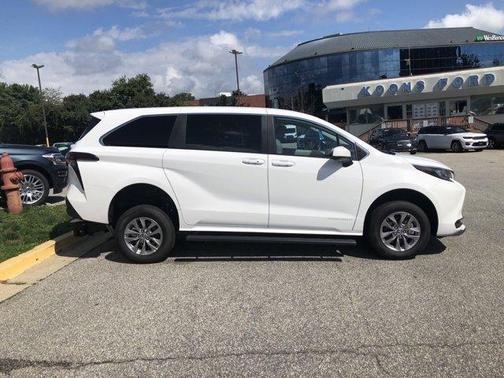 2024 Toyota Sienna LE