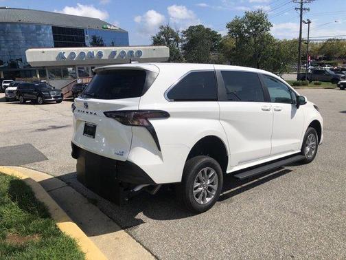 2024 Toyota Sienna LE