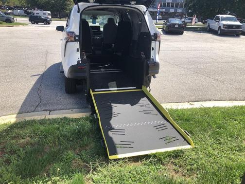2024 Toyota Sienna LE