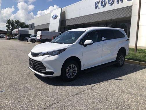 2024 Toyota Sienna LE