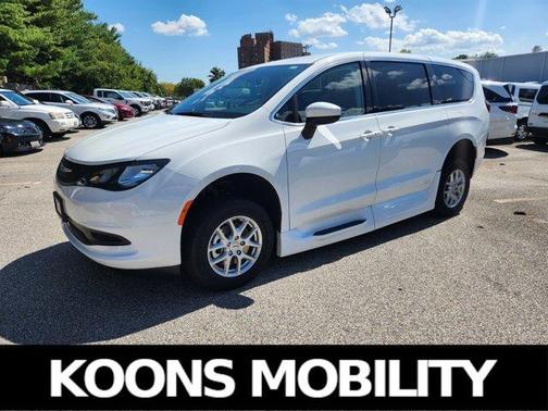 2023 Chrysler Voyager LX