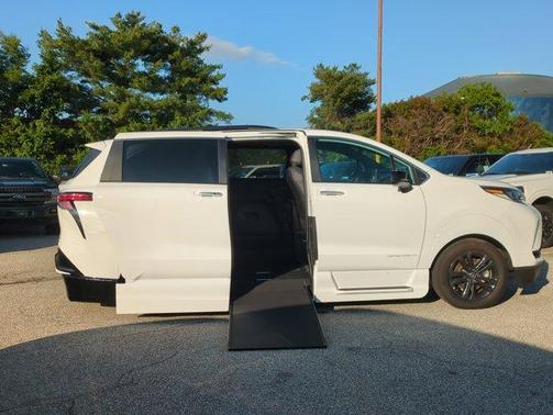 2024 Toyota Sienna XSE 7 Passenger