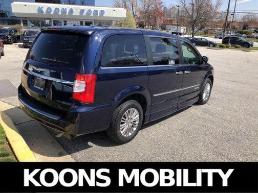 2016 Chrysler Town & Country Touring-L