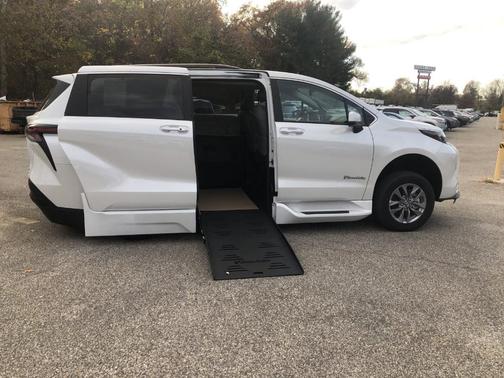 2024 Toyota Sienna XLE