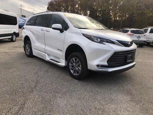 2024 Toyota Sienna XLE