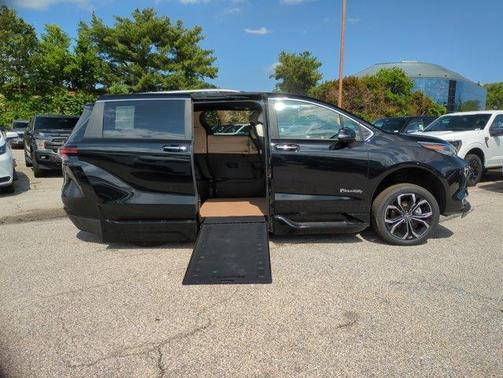 2025 Toyota Sienna Platinum 7 Passenger