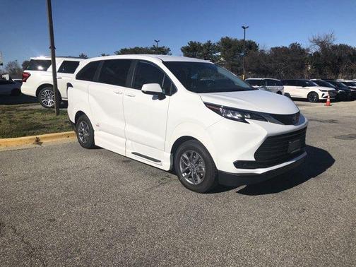 2023 Toyota Sienna LE
