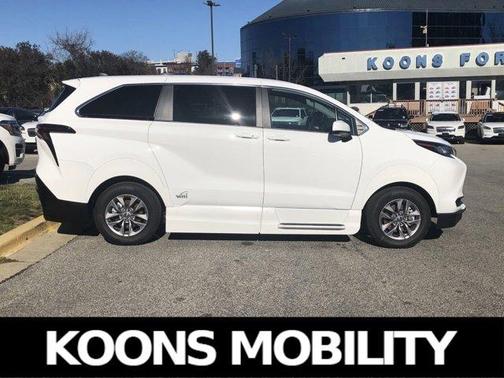 2023 Toyota Sienna LE