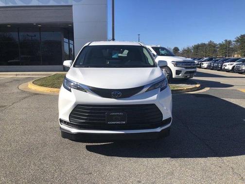2023 Toyota Sienna LE