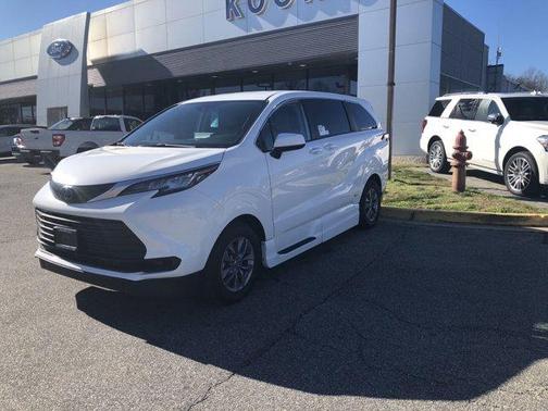 2023 Toyota Sienna LE