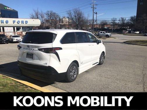 2023 Toyota Sienna LE