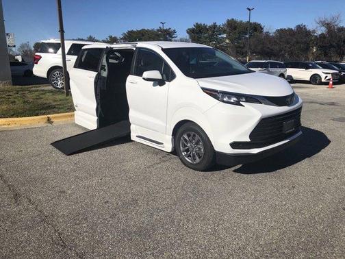 2023 Toyota Sienna LE