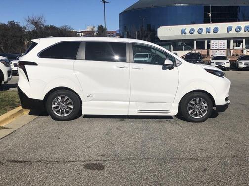 2023 Toyota Sienna LE