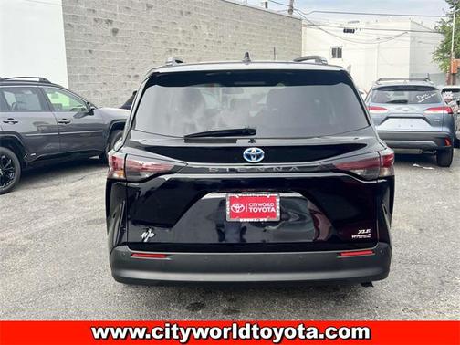 2024 Toyota Sienna XLE 8 Passenger