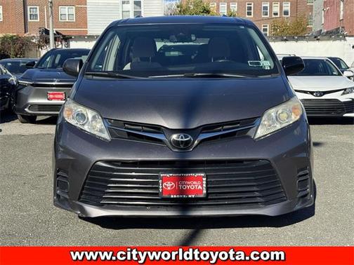 2018 Toyota Sienna LE