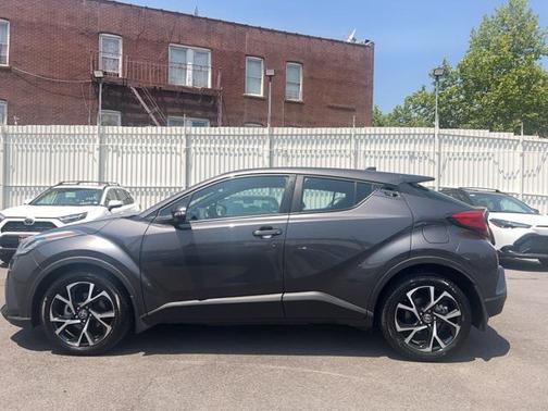 2022 Toyota C-HR XLE