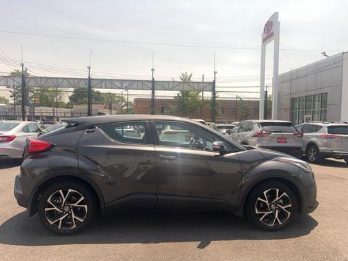 2022 Toyota C-HR XLE