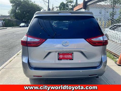 2017 Toyota Sienna XLE